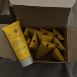 - 12 Dr Dennis Gross Lightweight wrinkle defense broad spectrum sunscreen …